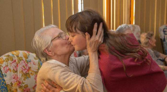 “Cappuccetto rosso” fa visita agli anziani di Monte Marenzo