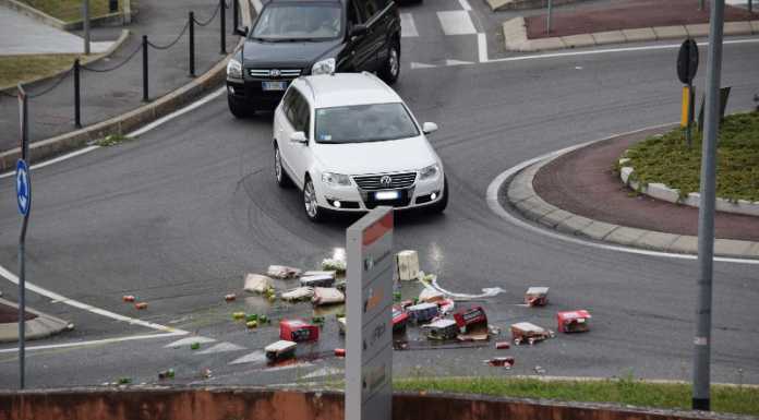 Lecco. Sterzata malandrina in rotonda e patatrac… addio bottiglie