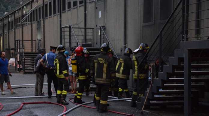 Malgrate. Incendio in un deposito, in fiamme un furgone