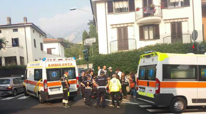 Via Tonale, moto urtata da auto, spavento per due giovani