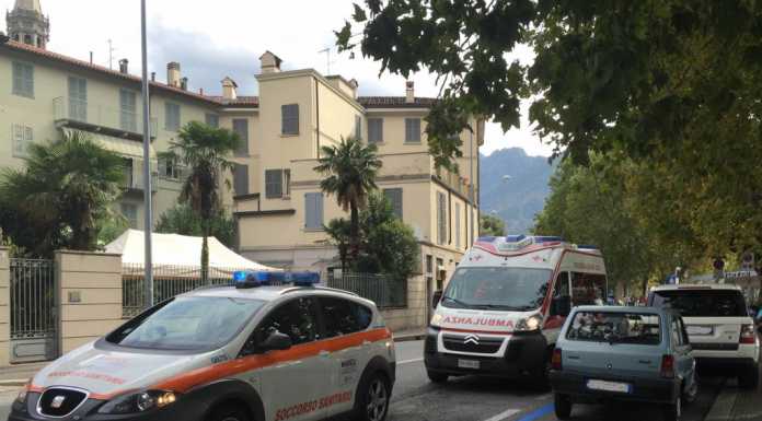 Lecco, con la bici contro una portiera aperta, grave un ciclista