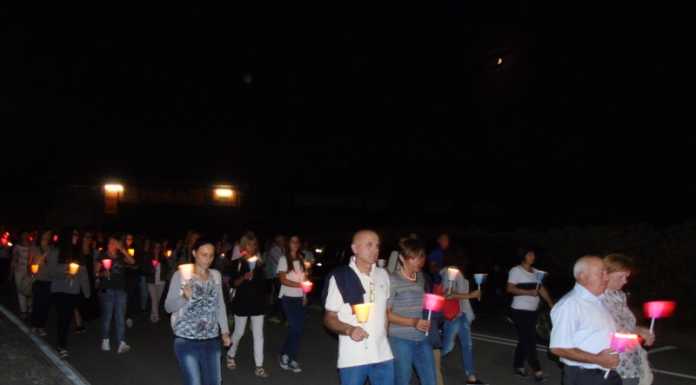 Una fiaccolata per Luca e Davide, il loro ricordo non si spegne