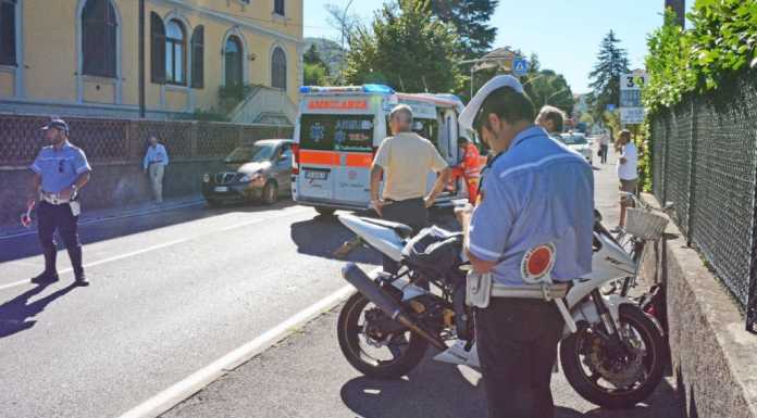 Calolzio: schianto tra bici e moto, un ferito e code in C.so Europa