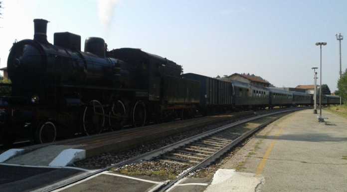 Oggiono. In stazione fa tappa uno storico treno a vapore