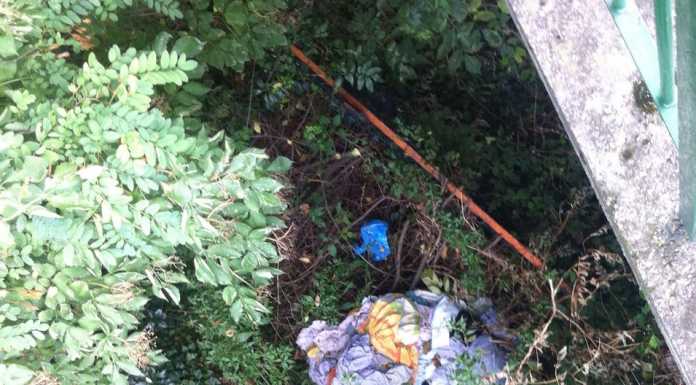 Stracci e lenzuola abbandonati sotto Ponte Alimasco, ennesimo gesto di inciviltà