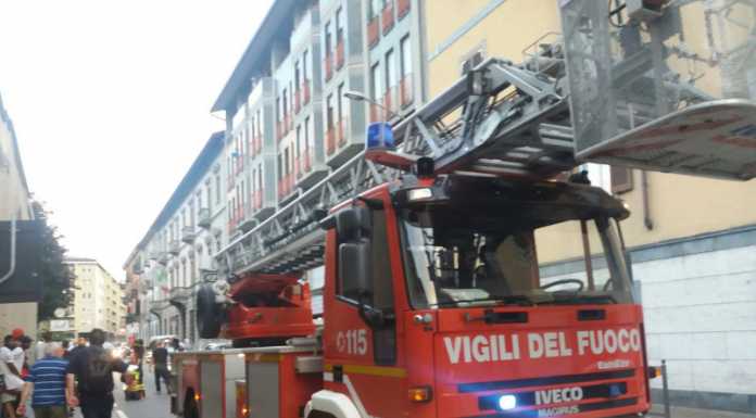 Si infortuna in casa, non riesce aprire alla figlia: risolvono tutto i pompieri