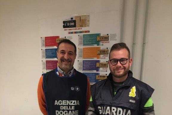 Bimba in aereo da sola, usata come corriere della droga