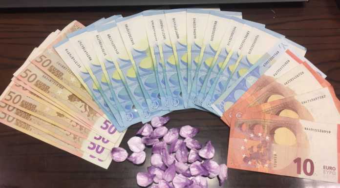 Nascondeva la droga nella teca del pitone, arrestato pusher 37enne