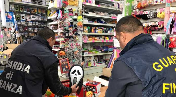 Halloween: maxi sequestro di maschere e prodotti a Cosenza
