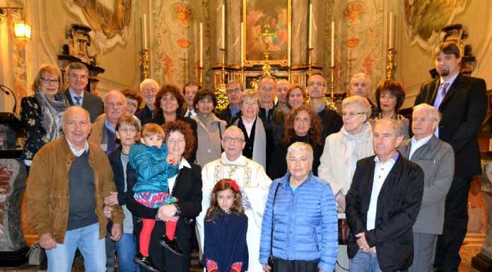 Olcio in festa per il parroco e gli anniversari di nozze. “Grazie, don Mario”