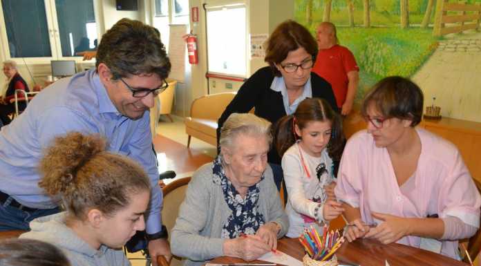 Mandello. Alla casa di riposo nonni e bimbi colorano il loro 2017