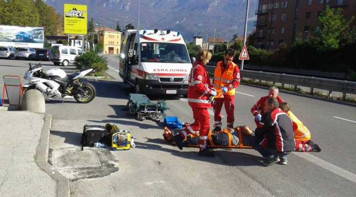 Malgrate, sbanda e cade dalla moto, soccorso un 45enne