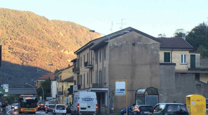 Scontro tra auto e moto a Pescate, un ferito e disagi al traffico