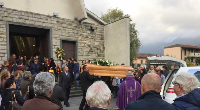 Lecco, l’ultimo saluto al giovane Paolo: “Arrivederci a lassù”