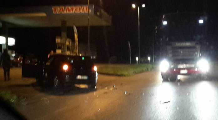 Brutto incidente a Ballabio, scontro tra auto e moto sul rettilineo di Balisio