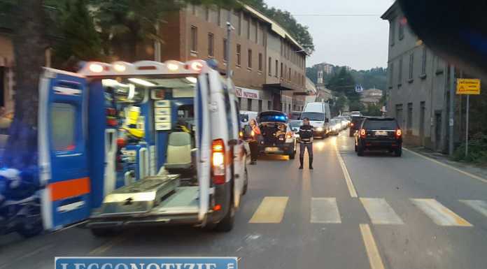 Scontro auto-moto tra Chiuso e Vercurago: biker soccorso