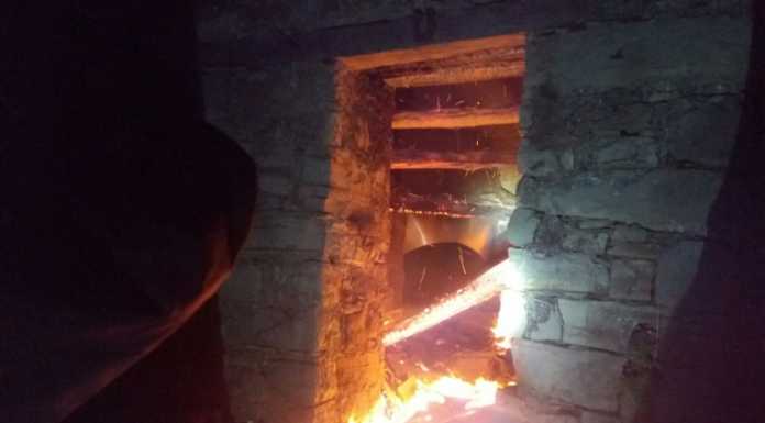 Incendio in serata a Morterone: in fiamme una baita