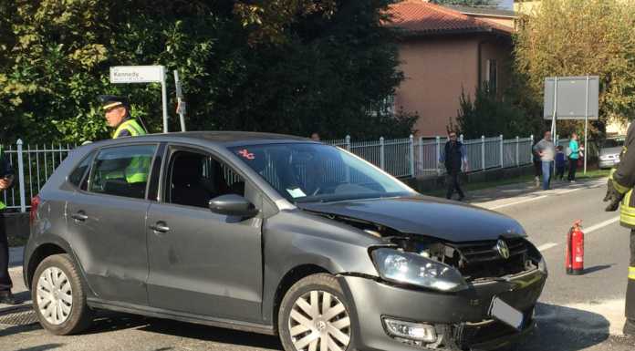 Oggiono, moto in sorpasso finisce contro un’auto, un centauro al Ps