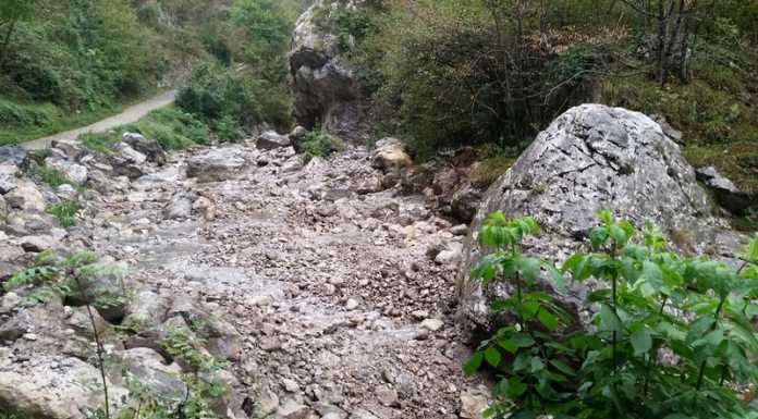 Erve. Le pozze riempite di sassi, i cittadini: “Uno scempio”