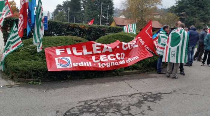Scioperano i lavoratori del Legno, presidio ai cancelli della Citterio