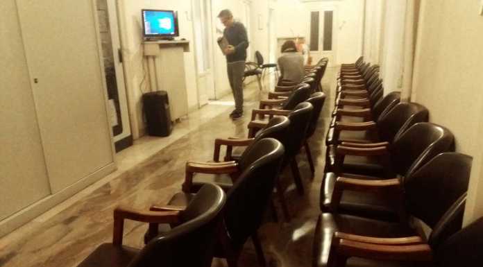 Non più di 60 in aula, il Consiglio “trasmesso” in corridoio
