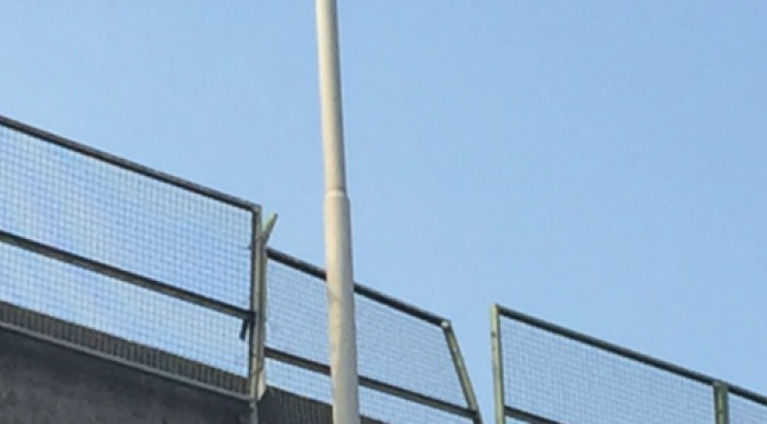 Barriera pericolante sopra via Pergola, un lettore: “Aspettiamo che cada?”