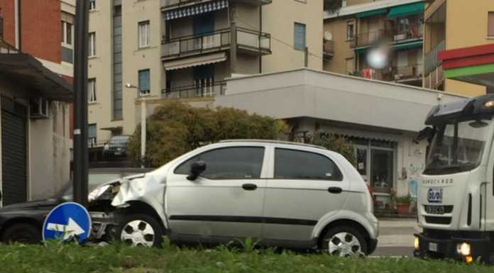 Auto si schianta contro un palo alla rotonda di San Giovanni