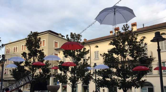 Olginate, piazza don Gnocchi si illumina con le luminarie “made in Aido”