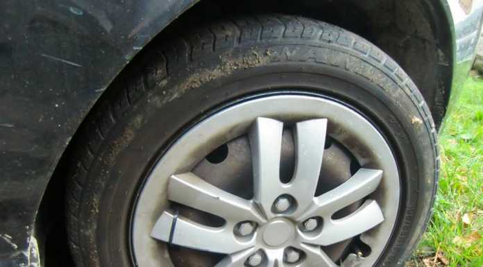 Vandali all’opera, a Mandello torna l’incubo delle gomme tagliate