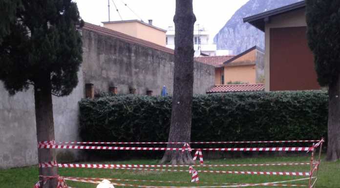 Scuola elementare di Belledo, lampione pericoloso in cortile