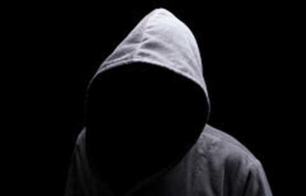 “Mia sorella aggredita da un pedofilo”: la denuncia su Facebook e dai Cc