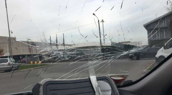 Paura sulla SS36. Auto colpita da un oggetto, la vittima: “Non era il mio giorno…”