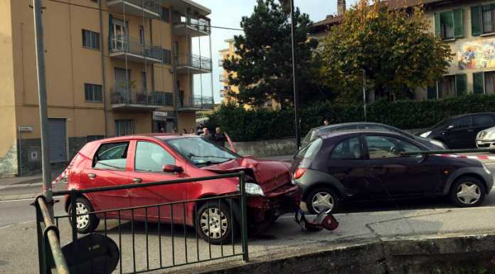Belledo, esce di strada e finisce in bilico sul fosso, paura per nonno e nipote