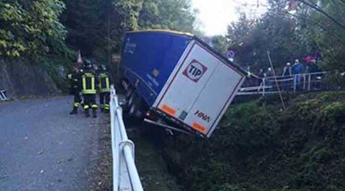 Dervio: tir “incastrato”, ora liberata la strada per la Val Varrone