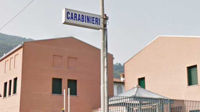 Rifiuta di far controllare il cane e aggredisce i carabinieri: arrestata