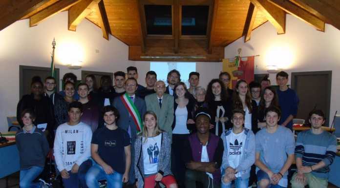 Calozio. Costituzione ai 18enni: “tocca a voi rimettere a posto l’Italia”