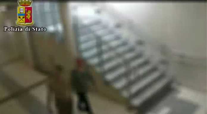 In stazione, sfila 50 euro ad una ragazza e fugge. Denunciato (VIDEO)