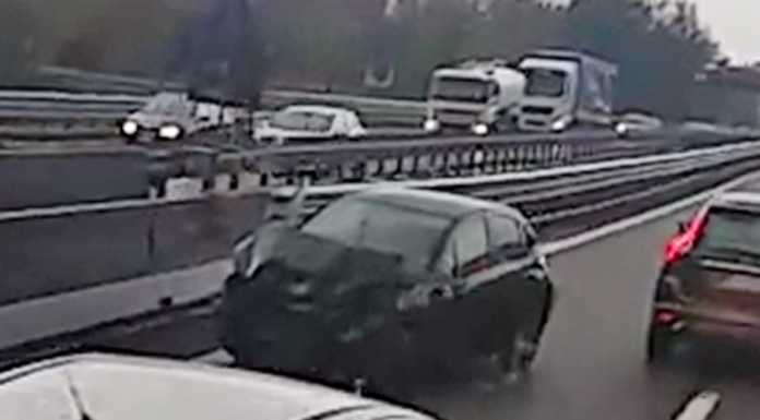 SS36, incidente allo svincolo di Suello, auto contro le barriere