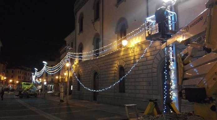 Ecco le prime luminarie in centro: Lecco si illumina per il Natale