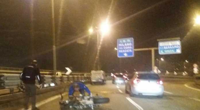 Cade in moto sul Ponte Manzoni, traffico rallentato verso Milano
