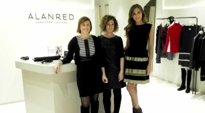 Una modella in vetrina nel negozio Alanred in via Roma