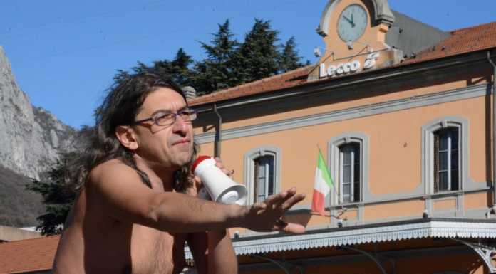 Paolini ‘show’ a Lecco, si spoglia per Brivio: “E’ un grande sindaco”