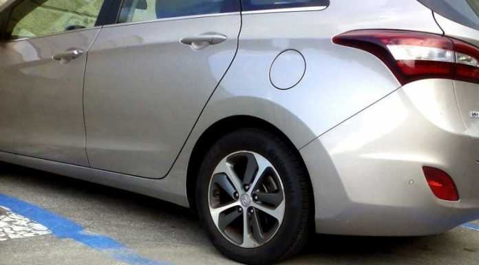 “Parcheggi gratis a Lecco per auto elettriche o ibride”. Il Consiglio approva