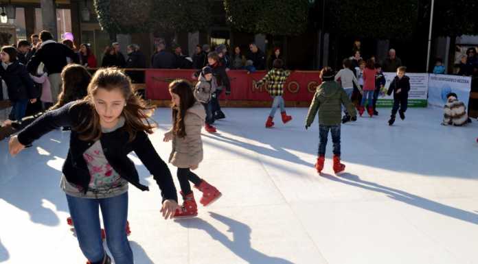 Merate, via libera alla pista da pattinaggio su ghiaccio in piazza Libertà