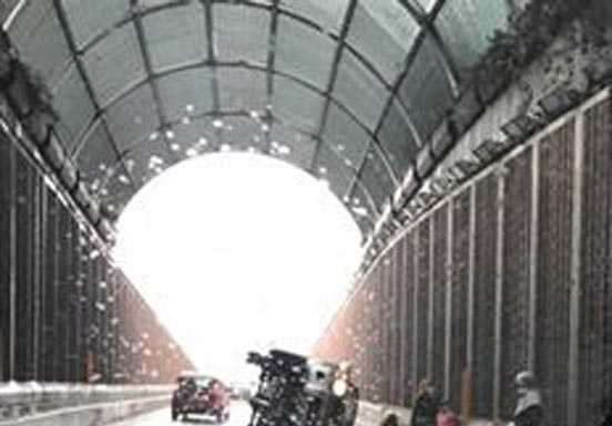 SS36. Vettura si ribalta sulla rampa allo svincolo per Lecco centro