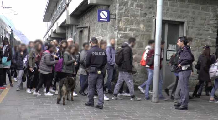 Controlli anti droga: i cani poliziotto in stazione e al Badoni