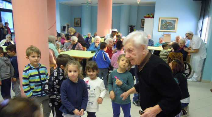 Calolzio. Merenda con i ‘nonni’ della Rsa per i bimbi della scuola dell’infanzia