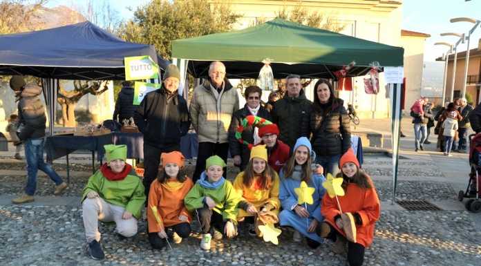 Civate, bambini e folletti in piazza per l’ufficio postale di Babbo Natale