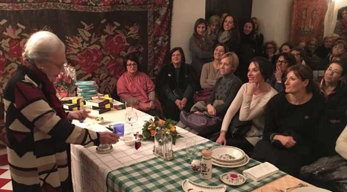 Elda Lanza a Mandello affascina e dà lezioni di buona educazione