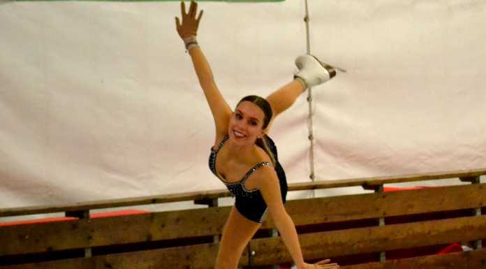 Mandello. Babbo Natale in motocarro e le pattinatrici entusiasmano